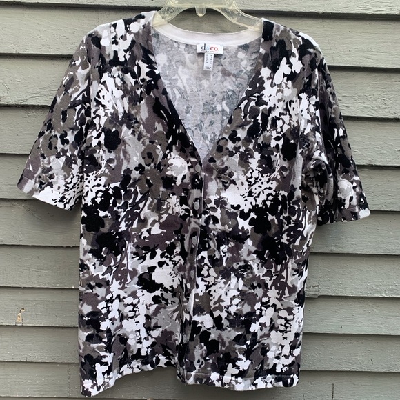 Short Sleeve V-neck Button Up Top by D & Co.  Size Medium. - Picture 1 of 8